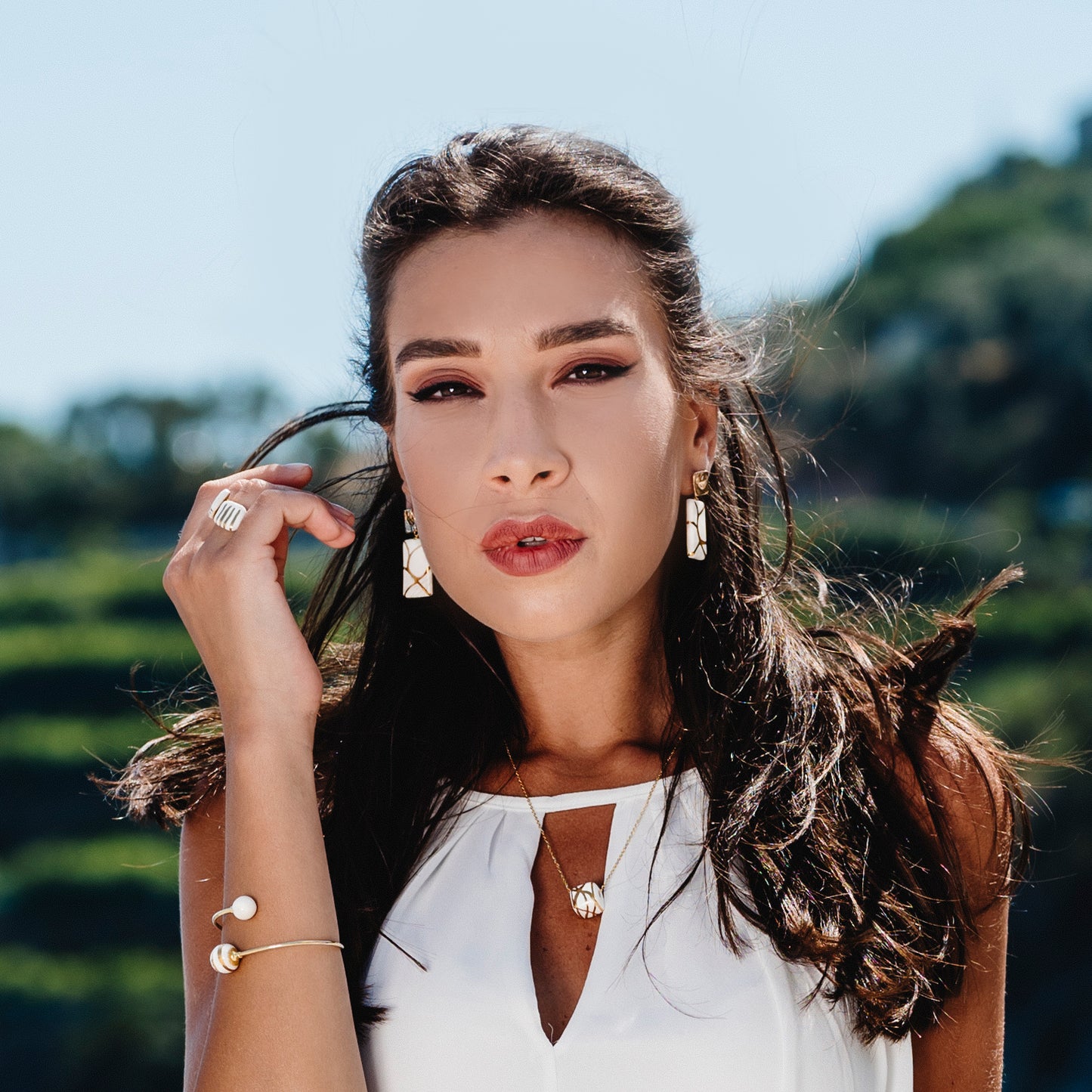 Earrings with abstract gold decoration