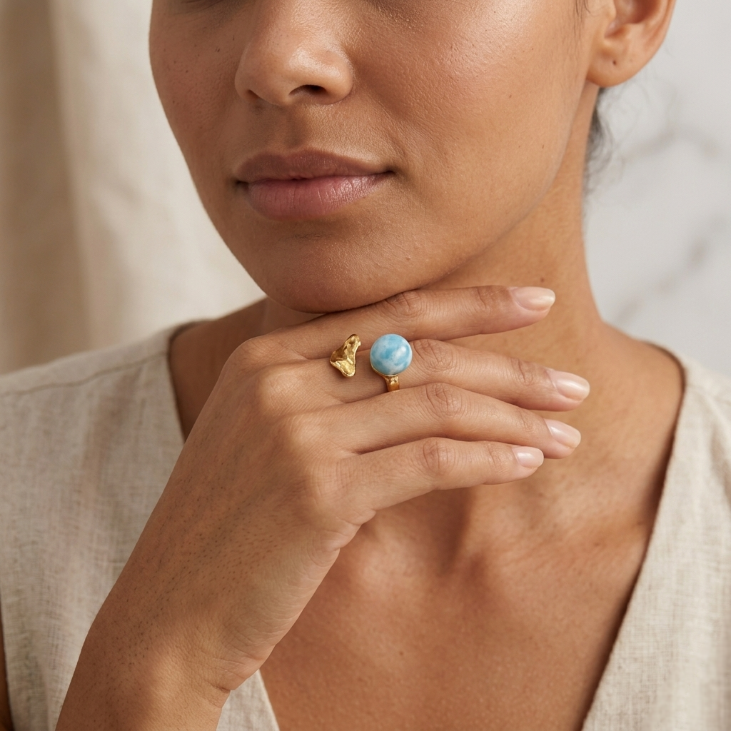 Anillo esfera blanca y teja dorada