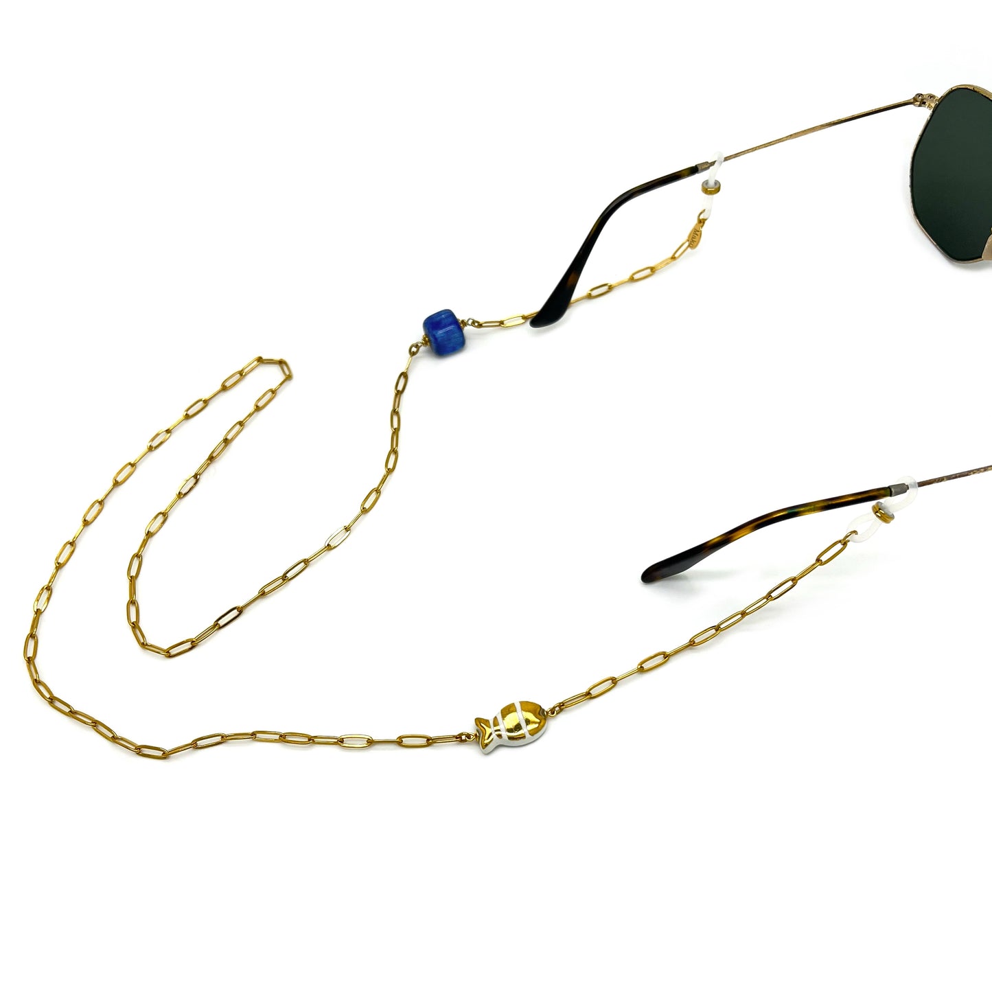 Cadena de gafas con mayólica dorada y cubo azul.