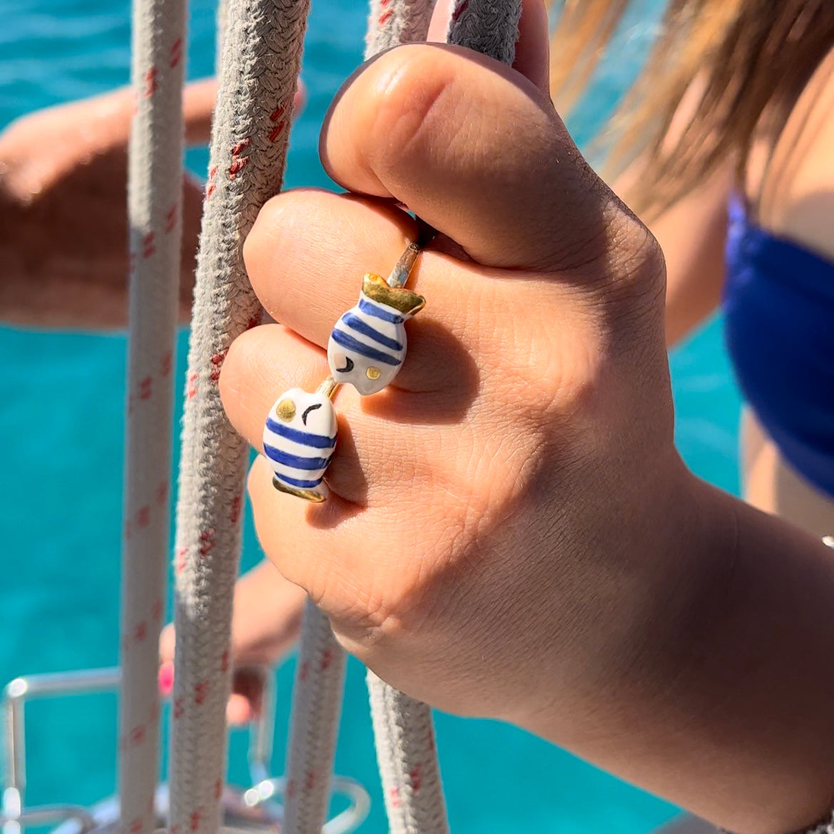 Anillo Pez estampado azul y dorado