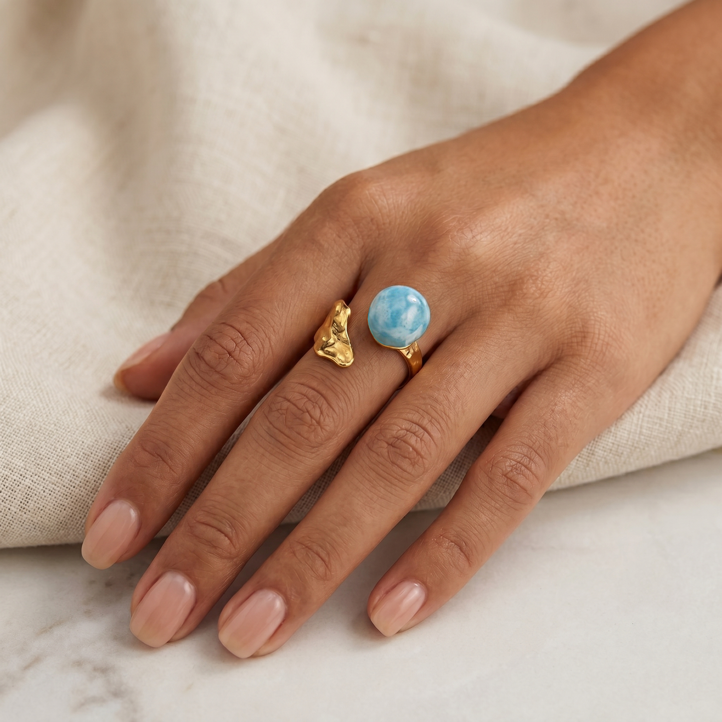 Anillo esfera blanca y teja dorada