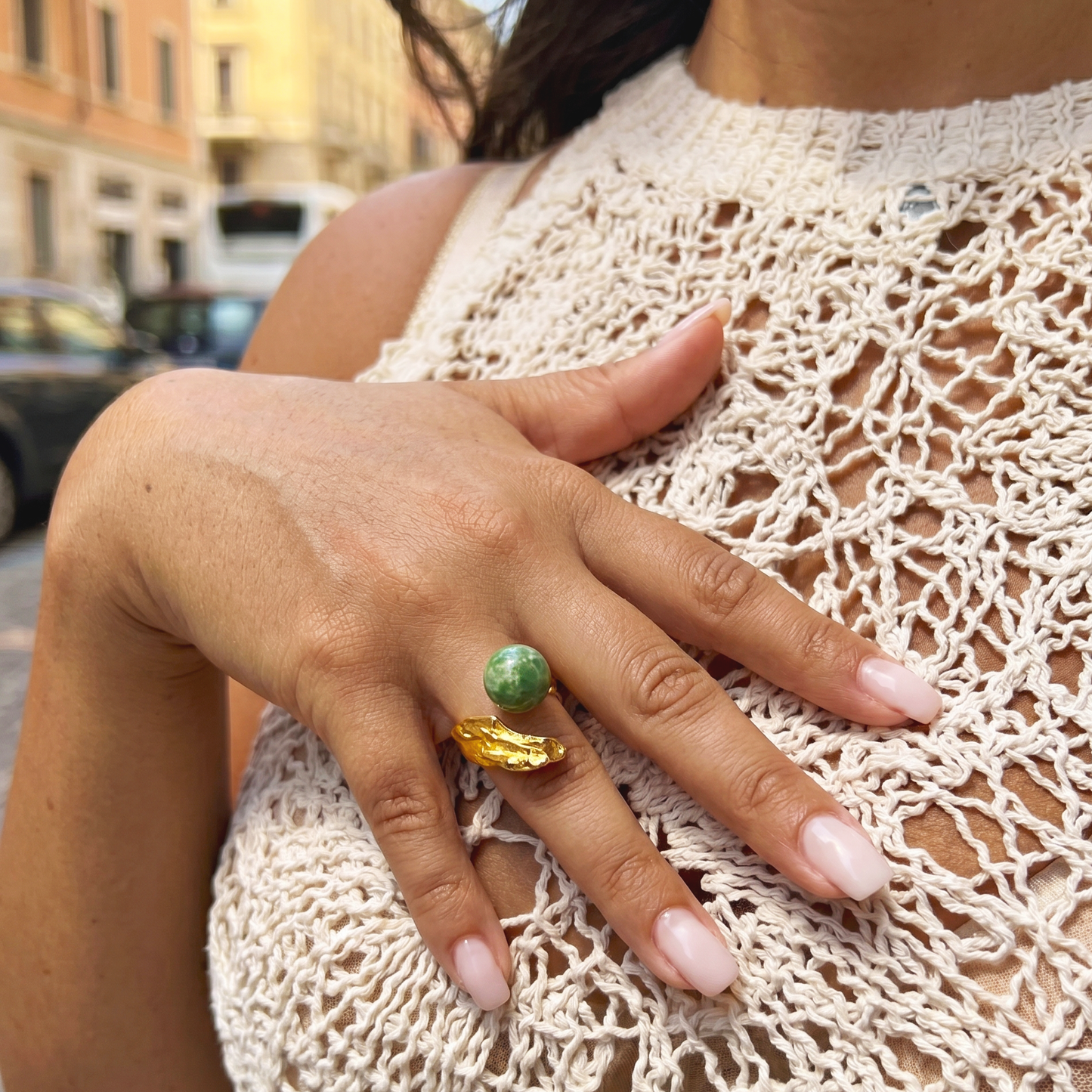 Anillo esfera blanca y teja dorada