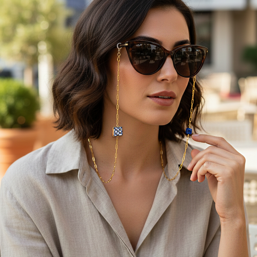 Catenella occhiali con maiolica e cubo in blu stampa