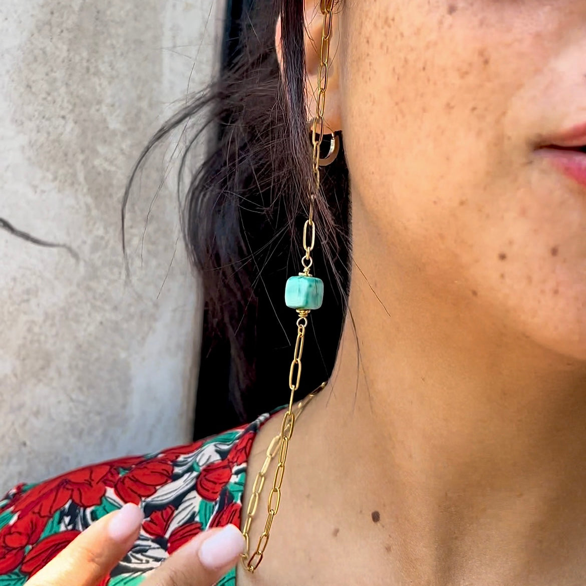 Glasses chain with gold majolica and blue cube