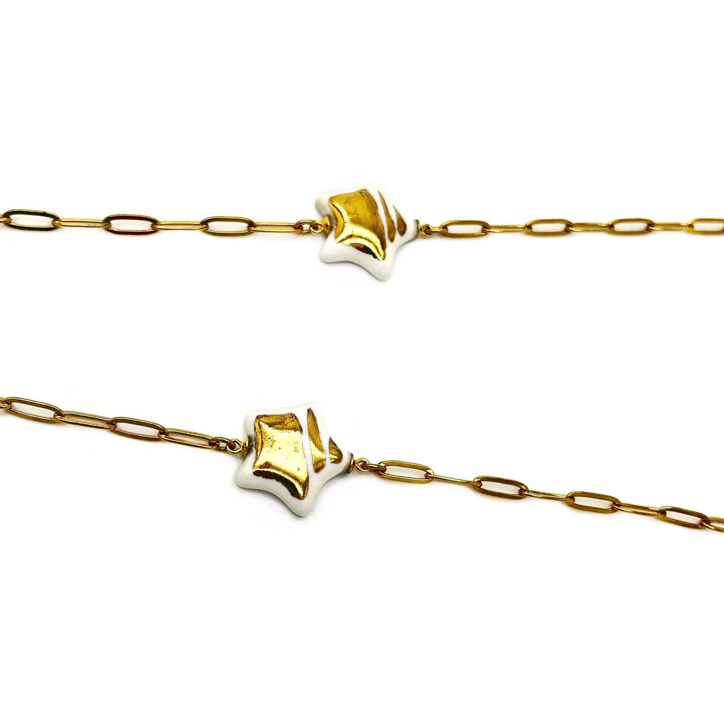 Cadena de gafas con estrellas doradas.