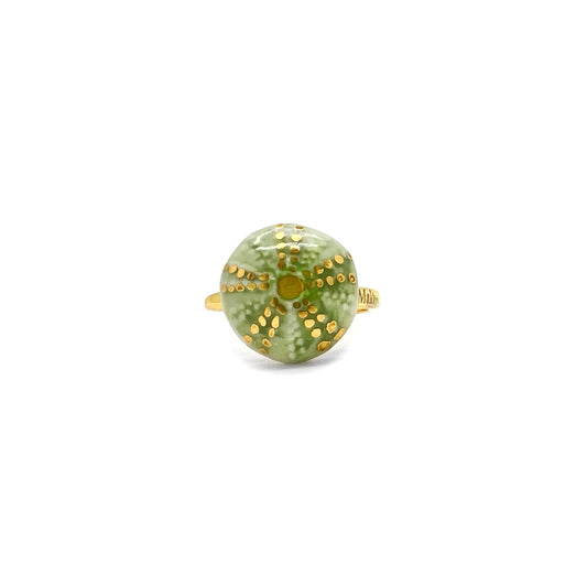 Anillo de azulejos blancos con líneas doradas.