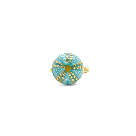 Anillo de azulejos blancos con líneas doradas.