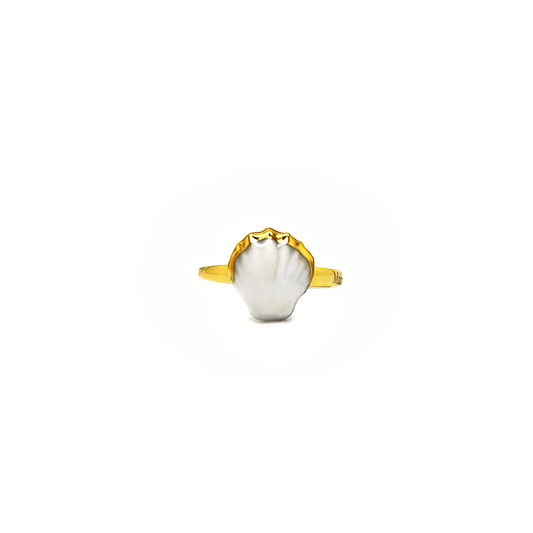 Anillo de azulejos blancos con líneas doradas.
