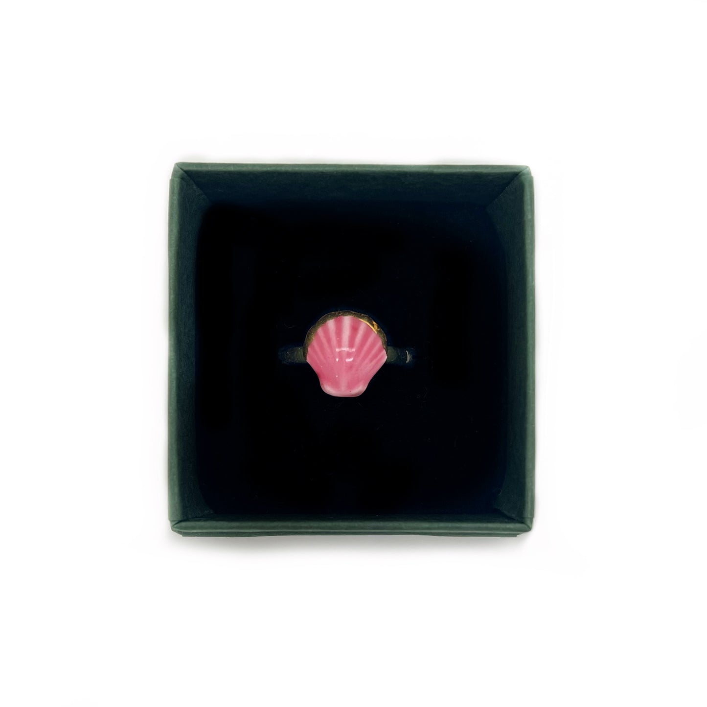 Anillo de azulejos blancos con líneas doradas.