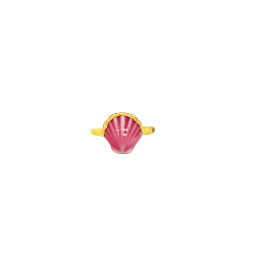 Anillo de azulejos blancos con líneas doradas.