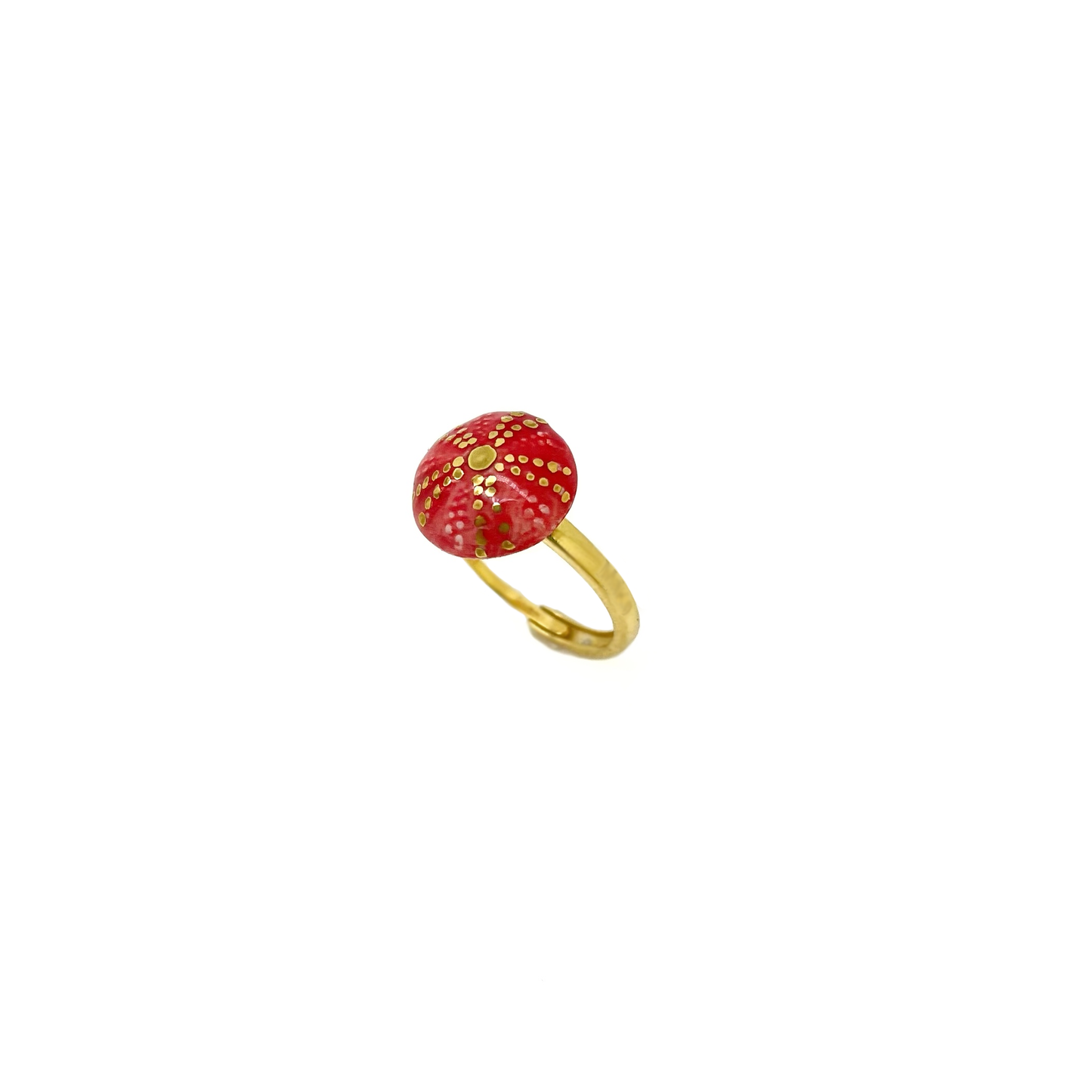 Anillo de azulejos blancos con líneas doradas.