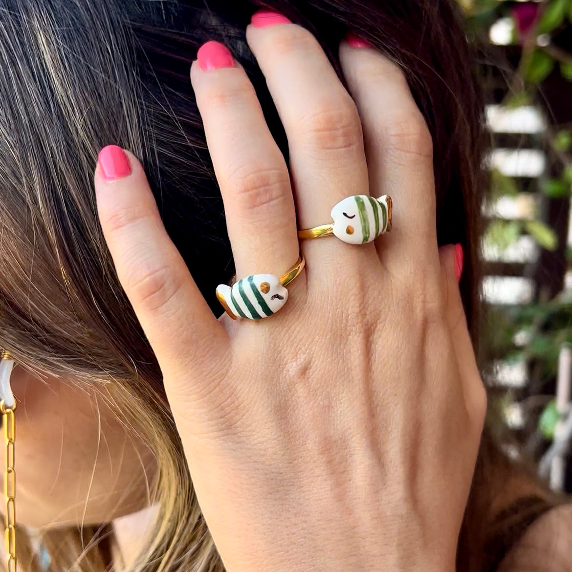 Emerald green and gold Pesciolino ring