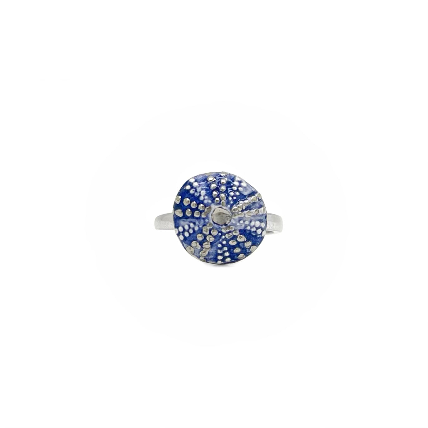 Anillo de azulejos blancos con líneas doradas.