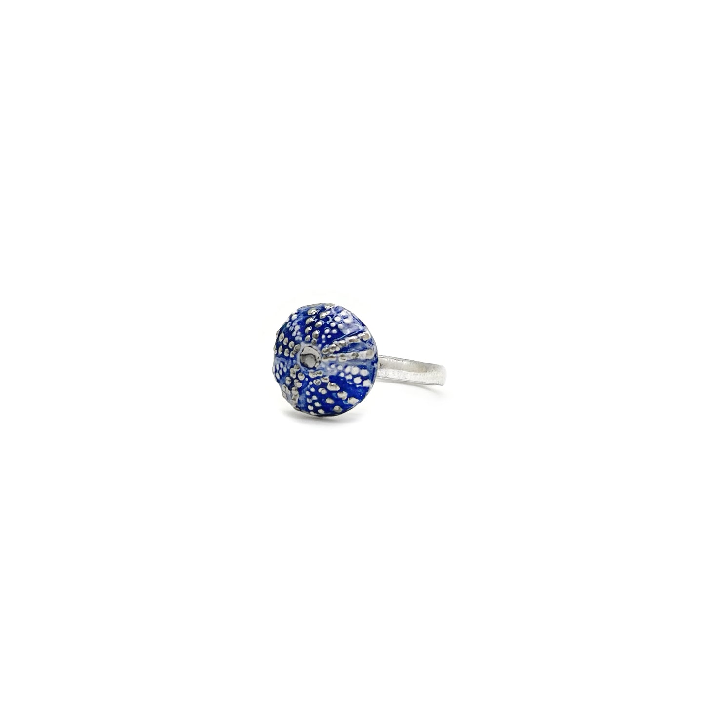 Anillo de azulejos blancos con líneas doradas.