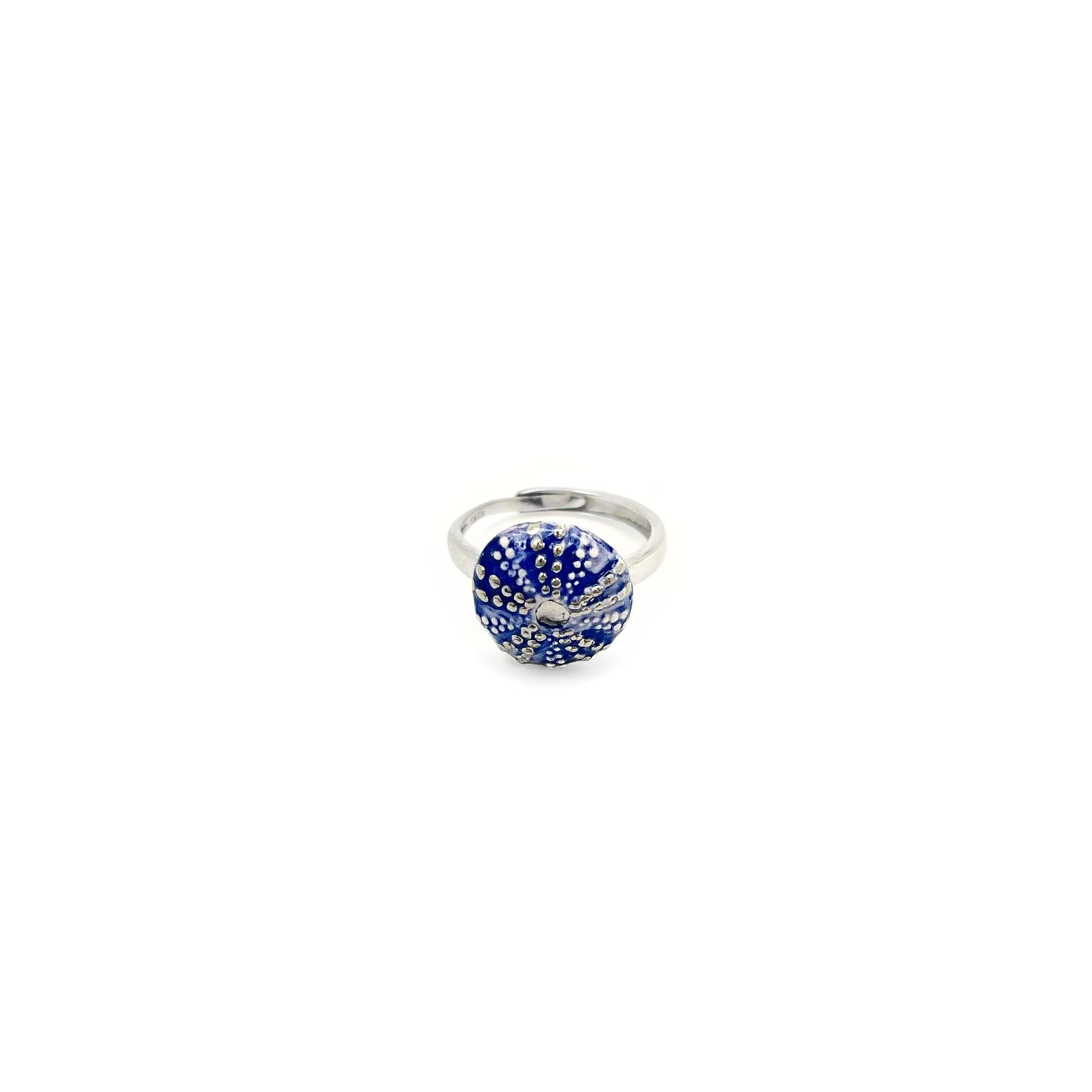 Anillo de azulejos blancos con líneas doradas.