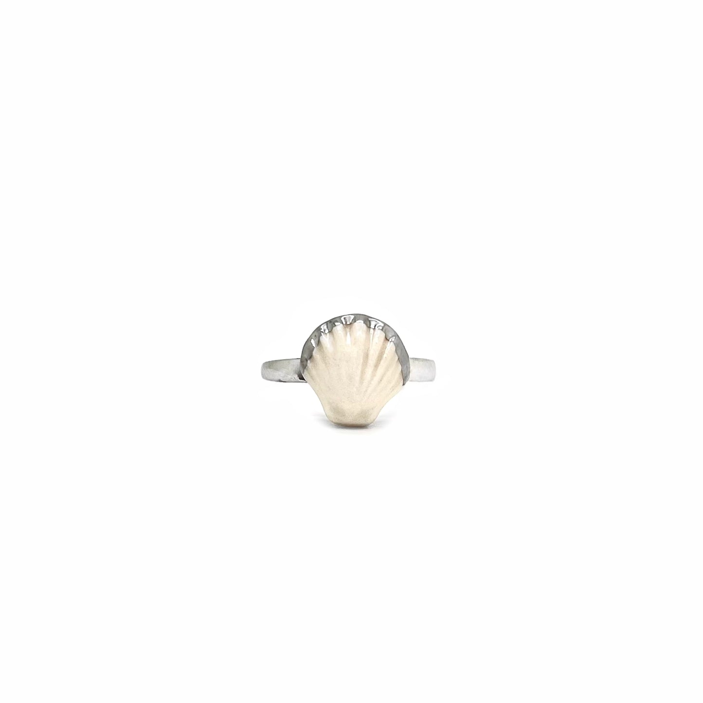 Anillo de azulejos blancos con líneas doradas.