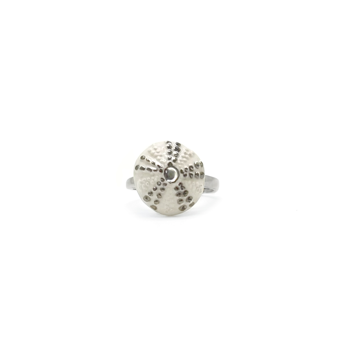 Anillo de azulejos blancos con líneas doradas.