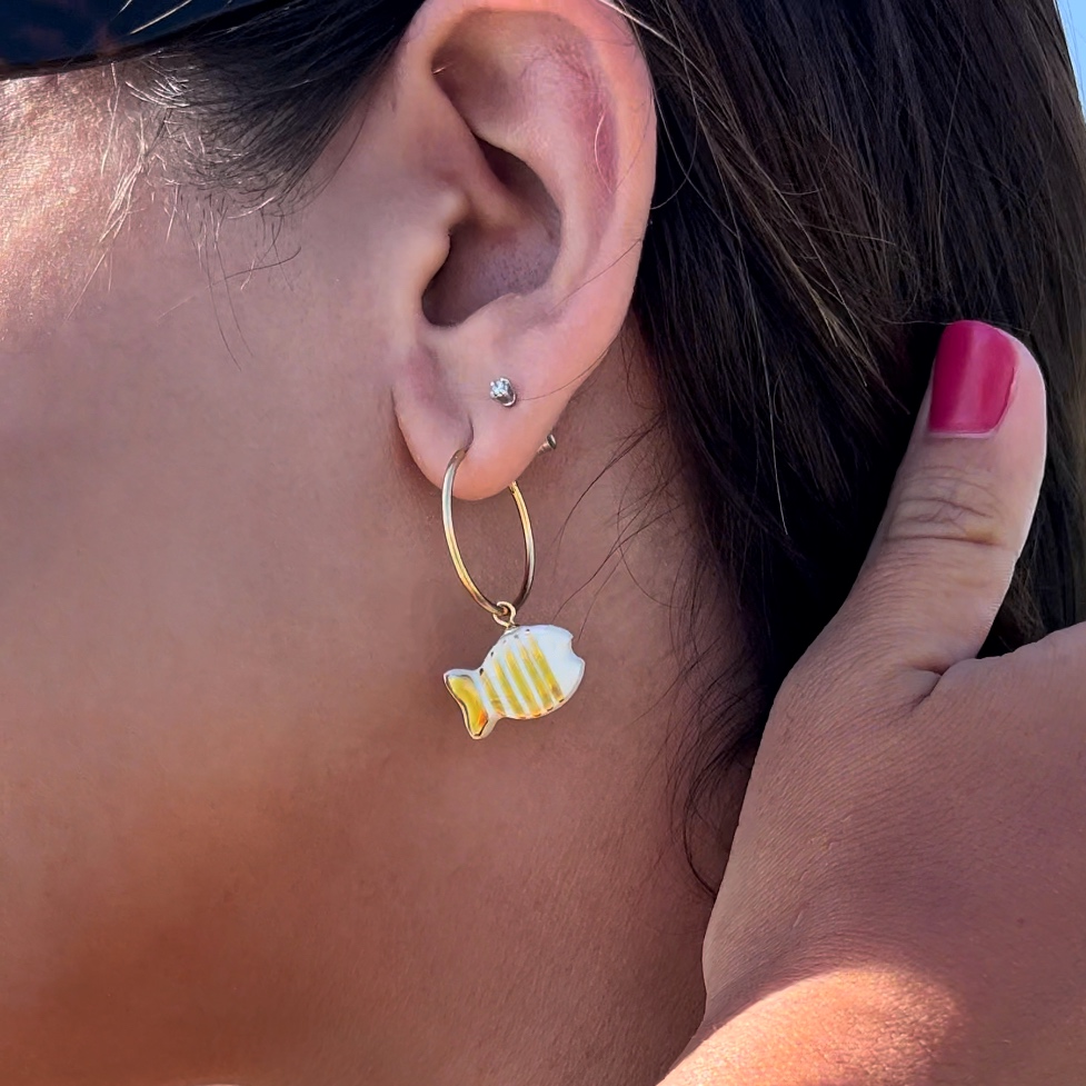 Pendientes aros pez con líneas doradas