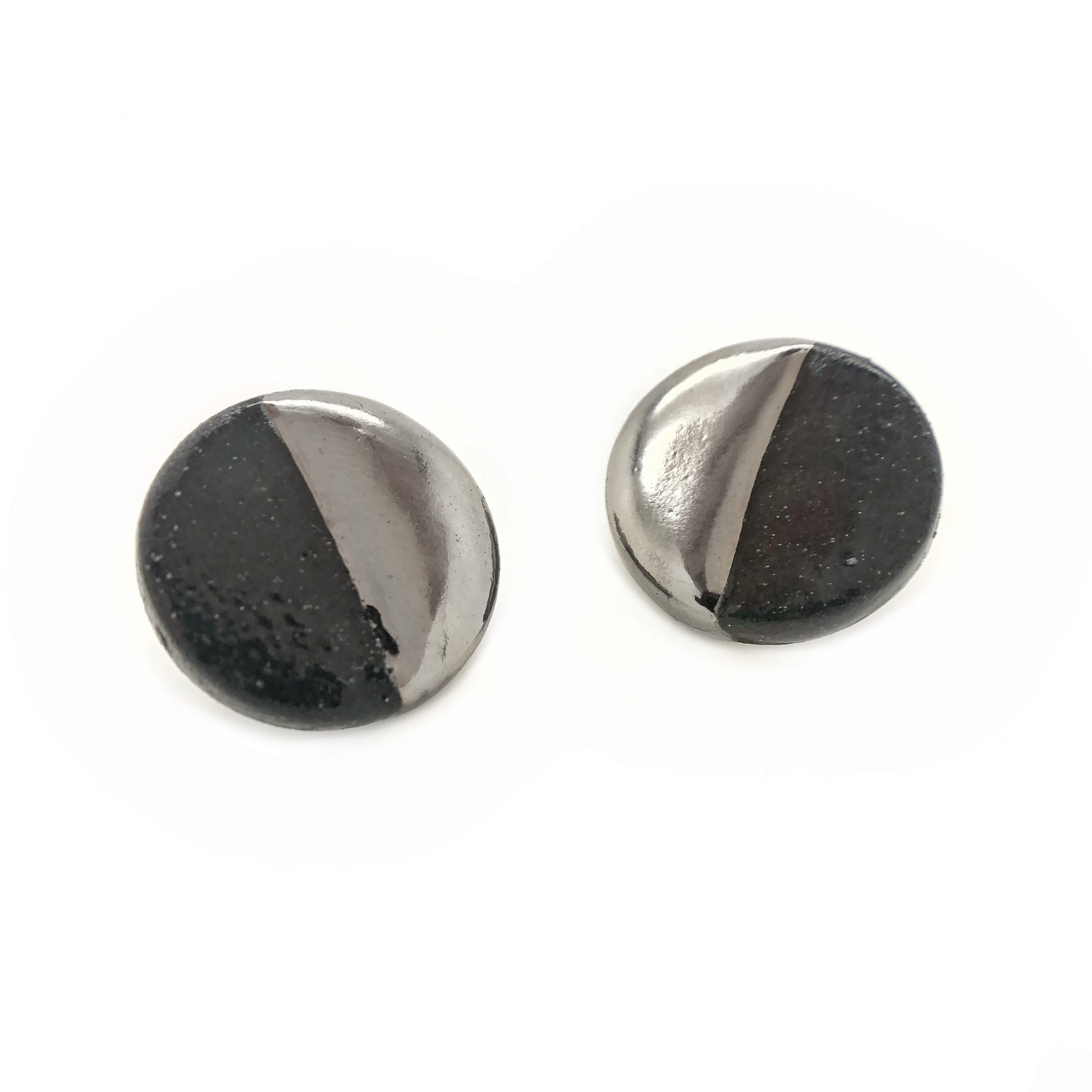 Orecchini a bottone in ceramica nera e platino – Mako Gioielli